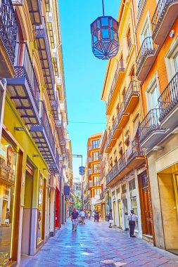 Granada, İspanya - 27 Eylül 2019 Dar Calle Zacatin, 27 Eylül 'de Granada' da bulunan bir alışveriş bölgesidir.