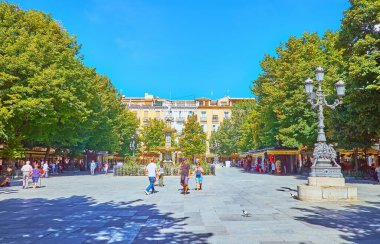 GRANADA, SPAIN - 27 Eylül 2019 'da Granada' da, Fuente de los Gigantes (Giants Fountain) adlı yaya Bib-Rambla meydanındaki yemyeşil alan