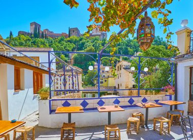 Orta Çağ Alhambra kalesi geleneksel doğu çay evinin manzaralı terasından fayanslar, üzümler, Arap ışıkları, Granada, İspanya