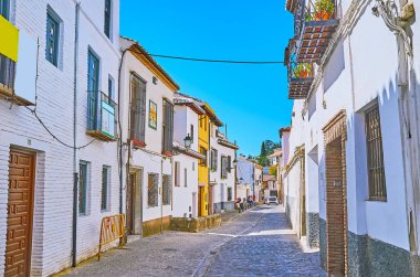 Albaicin, Granada, İspanya 'nın tarihi San Juan de los Reyes sokağındaki küçük beyaz evler
