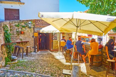 Granada, İspanya - 27 Eylül 2019: 27 Eylül 'de Granada' da Espinosa Köprüsü 'nde yer alan meyhanenin küçük açık terası
