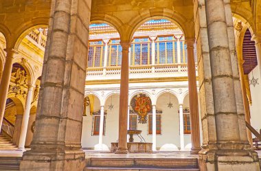 İspanya 'nın Granada şehrinde avlu ve şaibeli atari salonlarıyla çevrili, Adalet Divanı' nın etkileyici tarihi avlusu.