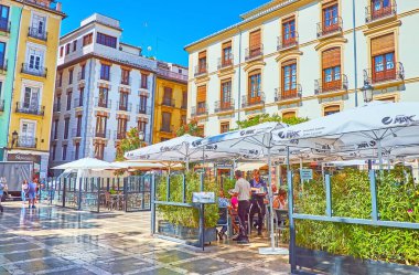 Granada, İspanya - 27 Eylül 2019: Tarihi Plaza Nueva Meydanı 'ndaki restoranların manzaralı terasları, 27 Eylül' de Granada