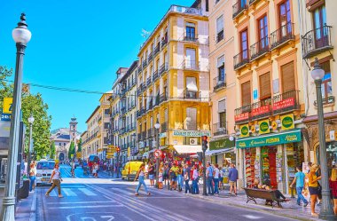 Granada, İspanya - 27 Eylül 2019: The Plaza Nueva Meydanı, eski binalar, kalabalık insanlar ve arka planda San Gil ve Santa Ana Kilisesi, 27 Eylül 'de Granada' da