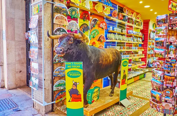 Granada Spain September 2019 입구에 황소가 기념품 가게의 머그잔 가이드 — 스톡 사진
