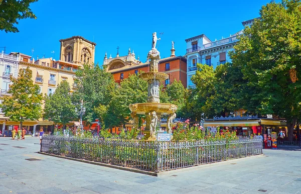 中世の石の巨人の泉 フエンテ ジガンテス ビブランブラ広場の緑豊かな緑に囲まれて グラナダ スペイン — ストック写真