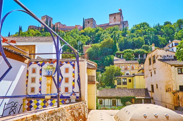 アルバイシン地区の中世の家屋やアルハンブラの塔の壁や屋根 緑のサビカの丘を支配 グラナダ スペイン — ストック写真