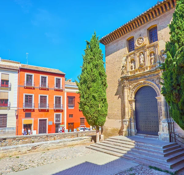 西班牙格拉纳达 圣吉尔教堂和圣安娜教堂的石砌入口 背景是Carrera Del Darro街的五彩斑斓住房 — 图库照片