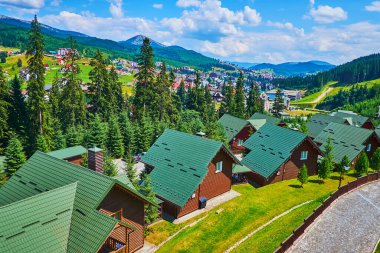 Bukovel 'in arka planda Polyanytsya köyü manzaralı modern kır evleri, Karpatlar, Ukrayna