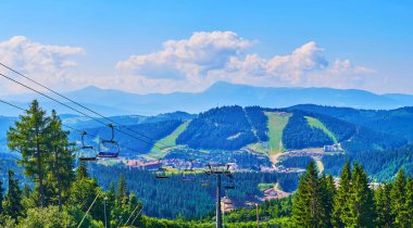 Asansörlü panorama, yeşil dağ yamaçları, Hoverla ve Petros dağlarının siluetleri, Bukovel 'in kozalaklı ormanları, Gorgany Dağları, Karpatlar, Ukrayna