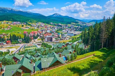 Bukovel dağ tatil köyünün hava manzarasının tadını çıkarın. Asansörden, Karpatlardan, Ukrayna 'dan.