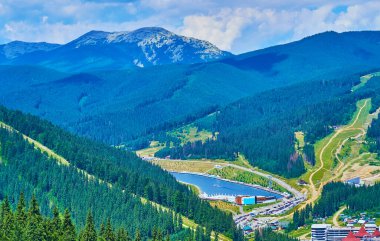 Molodist (Gençlik) Gölü 'nün, ladin ormanlarının ve Gorgany Dağları' nın, Bukovel 'in, Karpatlar' ın, Ukrayna 'nın yumuşak yamaçlarının manzarasının tadını çıkarın.