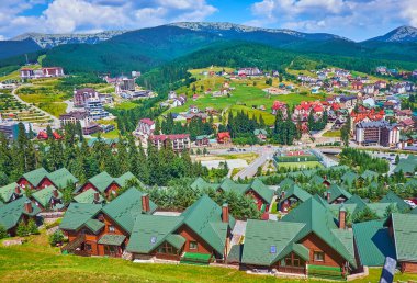 Ukrayna, Karpatlar 'daki Gorgany Dağları' nın ortasındaki ünlü Bukovel dağ beldesi.