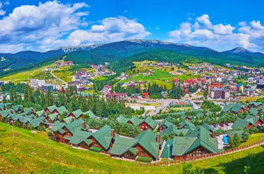 Yeşil dağlarla ve küçük evleri, otelleri ve farklı turistik yerleri, Karpatlar, Ukrayna 'nın bulunduğu Bukovel tatil beldesinin keyfini çıkarın.