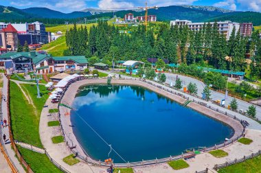 Bukovel dağlık tatil beldesinin simgeleriyle vadiden yukarı yapılan asansör gezisi - Trout Pond, restoranlar, oteller, Karpatlar, Ukrayna