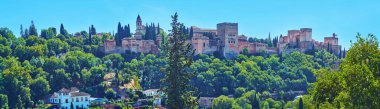 Sacromonte, Granada, İspanya 'dan etkileyici Alhambra Kalesi ve yeşil Sabika Tepesi Panoraması