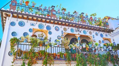 Elle boyanmış seramik tabaklar Endülüs 'ün geleneksel dış dekorasyonunun yanı sıra renkli kaplarda bulunan yeşil bitki ve çiçeklerdir, Albaisin Alto, Granada, İspanya