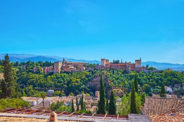 Mirador San Nicolas 'tan (Aziz Nicholas bakış açısı) eski Albaicin ilçesinin Alhambra kalesi ve konutları ile kaplı yeşil Sabika Tepesi Panoraması, Granada, İspanya