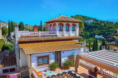 Albaisin tepesinin yamacında yer alan ve arka planda General Alife Sarayı ve Güneş Tepesi manzaralı, Granada, İspanya