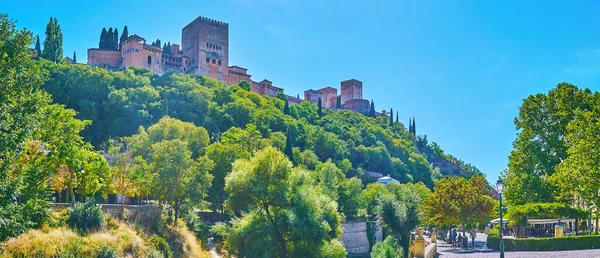 Panorama Con Pintoresco Verde Cerro Sabika Rematado Con Fortaleza Alhambra — Foto de Stock