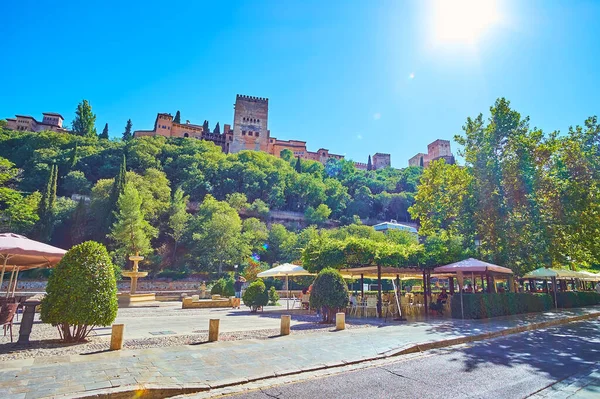 Görkemli Tarihi Alhambra Kalesi Yemyeşil Albaisin Mahallesinin Açık Hava Restoranları — Stok fotoğraf