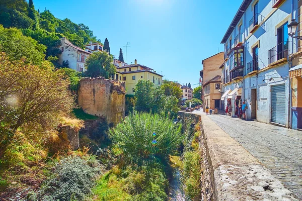 Küçük Darro Nehri Ortaçağ Carrera Del Darro Sokağı Nehrin Karşısındaki — Stok fotoğraf