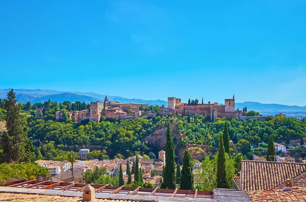 Panorama Van Groene Sabika Heuvel Bekroond Met Alhambra Fort Huisvesting — Stockfoto