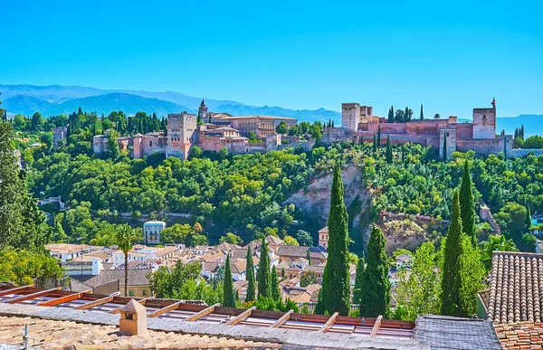 Magnífico Complejo Medieval Alhambra Está Rodeado Exuberante Vegetación Siluetas Sierra — Foto de Stock
