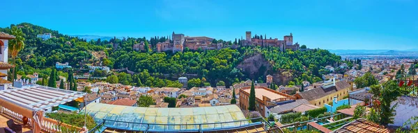 Широка Панорама Старої Гранади Домінуючою Середньовічною Фортецею Альгамбра Коричневими Дахами — стокове фото