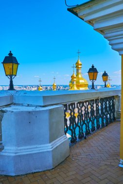 Kyiv Pechersk Lavra Manastırı 'nın balkonunda yürüyün ve Dormition Katedrali, Kyiv, Ukrayna' nın altın kubbelerini izleyin.