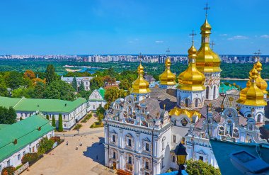 Kyiv 'in, yemyeşil yeşilliğin, Dinyeper Nehri' nin ve Ukrayna 'daki Kyiv Pechersk Lavra Manastırı' nın görkemli Dormition Katedrali 'nin tadını çıkarın.