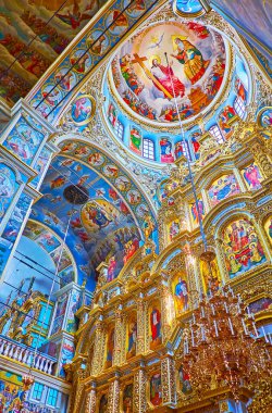 KYIV, UKRAINE - 14 Ağustos 2021: Renkli duvarlar ve kubbe ve Kyiv Pechersk Lavra Manastırı Dormition Katedrali 'nin oyulmuş altın simgesi, Kyiv 14 Ağustos' ta