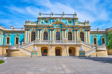 Kumaş, duvar sütunları, karmaşık merdiven ve heykellerle süslenmiş etkileyici Barok Mariinskyi Sarayı cephesi, Kyiv, Ukrayna