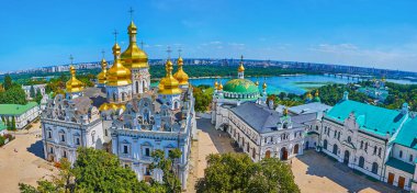 Kutsanmış Bakire Meryem Kilisesi 'nin Doğumu Panorama' sı, Kyiv Pechersk Lavra Mağara Manastırı 'nın Rafinerisi ve Dinyeper Nehri, Dinyeper Nehri, Ukrayna