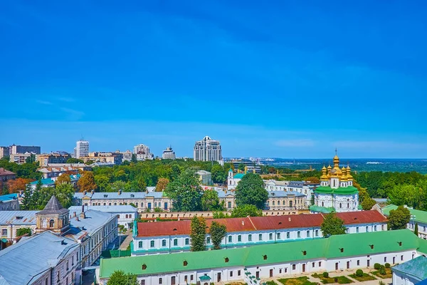 キエフPecherskラブラの建物の緑の屋根とウクライナの背景にラブラ洞窟修道院のすべての聖人教会の黄金のドームと歴史的な街並み — ストック写真