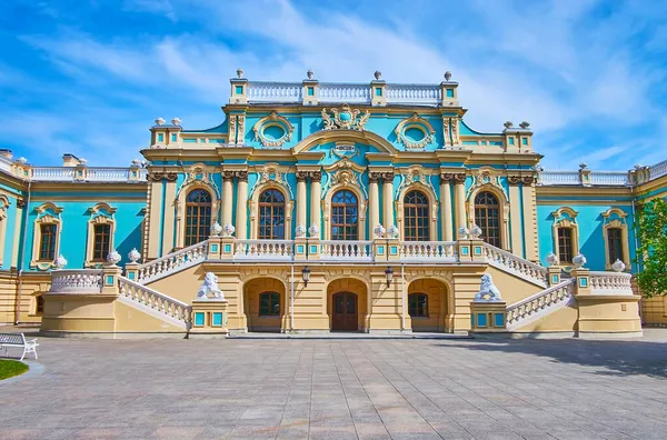 Kumaş Duvar Sütunları Karmaşık Merdiven Heykellerle Süslenmiş Etkileyici Barok Mariinskyi — Stok fotoğraf