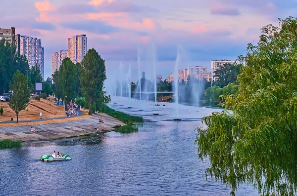 Rusanivsky Las Fuentes Atraen Los Lugareños Turistas Para Disfrutar Del —  Fotos de Stock