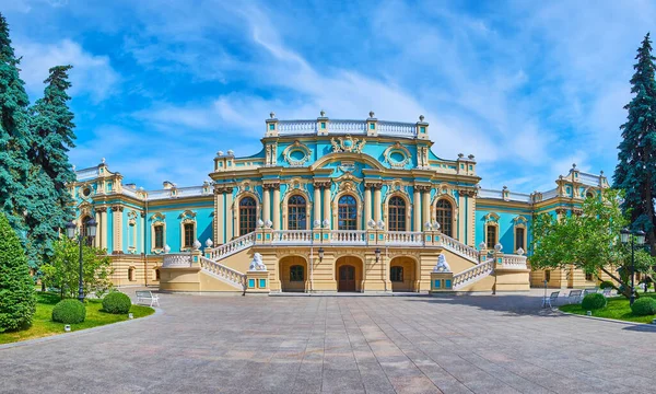 Panorama Del Palacio Mariinskyi Histórico Adornado Exuberante Jardín Verde Alrededor — Foto de Stock