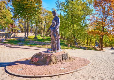 Ukrayna 'nın Korosten kentindeki Drevlians Parkı' nda bulunan Ortaçağ Rus hükümdarı Büyük Vladimir ve annesinin heykeli.