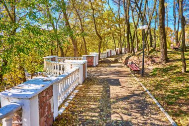 Ukrayna, Korosten 'deki Drevlian' s Park 'ın izleme sokağı boyunca keyifli bir yürüyüş.