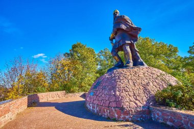 Prens Mal 'in kahramanca duruşu bir kılıçla ve altın bir ortaçağ miğferiyle, Drevlians Parkı' nın tepesinde, Korosten, Ukrayna