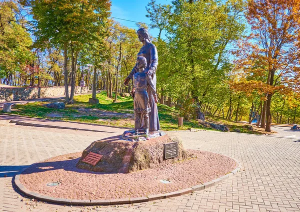 Ukrayna 'nın Korosten kentindeki Drevlians Parkı' nda bulunan Ortaçağ Rus hükümdarı Büyük Vladimir ve annesinin heykeli.