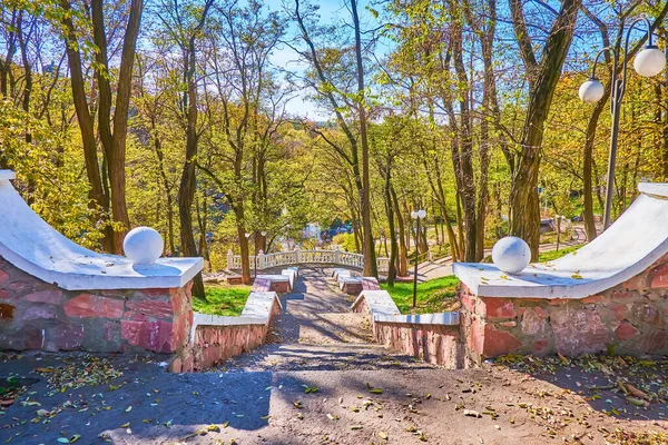 Las Escaleras Piedra Que Conducen Las Terrazas Inferiores Drevlians Park —  Fotos de Stock