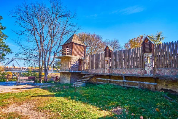 Malerischer Nachbau Der Mittelalterlichen Stadtmauer Mit Holzturm Und Zaun Auf — Stockfoto