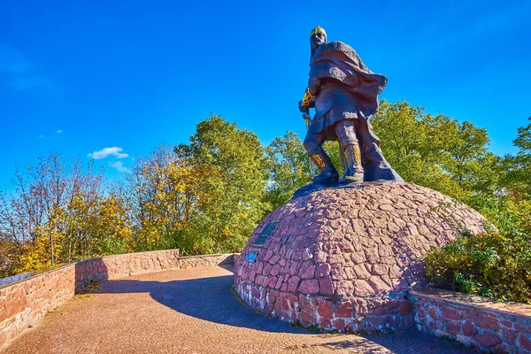 Prens Mal 'in kahramanca duruşu bir kılıçla ve altın bir ortaçağ miğferiyle, Drevlians Parkı' nın tepesinde, Korosten, Ukrayna