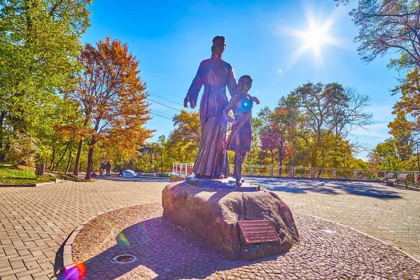 Monumento Joven Vladímir Grande Con Madre Situado Parque Central Korosten — Foto de Stock