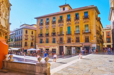GRANADA, İspanya - 27 Eylül 2019: Yaya Plaza de las Pasiegas 'taki tarihi binalar, 27 Eylül' de Granada 'da