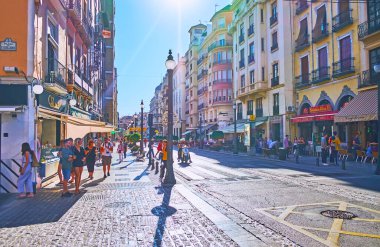 Granada, İspanya - 27 Eylül 2019 'da Granada' da mağazaları, restoranları, yemek tezgahları ve tarihi evleri olan kalabalık turist Reyes Catolicos caddesi