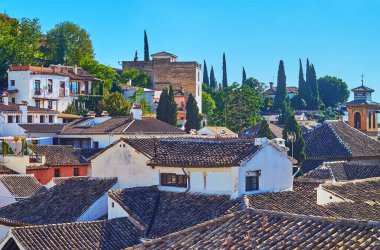 Albaicin, Granada, İspanya 'nın birçok eski kiremit çatısının tadını çıkarın.