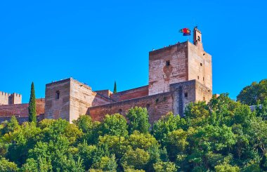 Alhambra Kalesi Alcazaba 'nın yüksek kuleleri ve büyük tuğla duvarları, Granada, İspanya